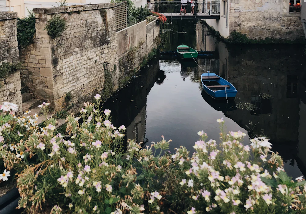 Vallée de la Risle à Brionne, rivière et maisons anciennes