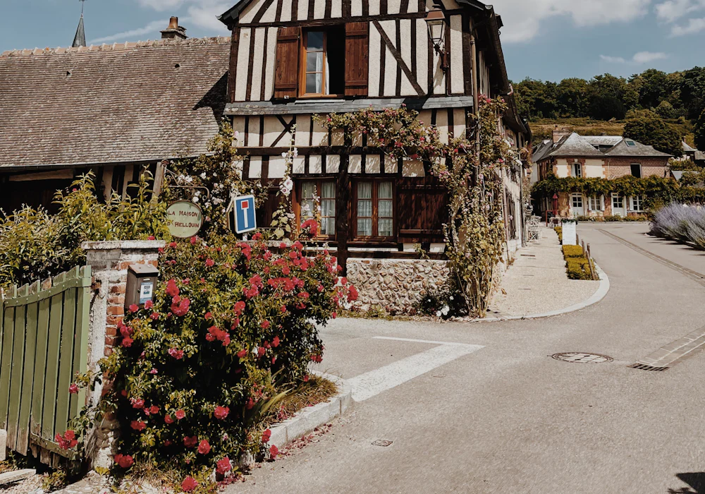 Maison à colombages fleurie typique du Lieuvin, près de Cormeilles