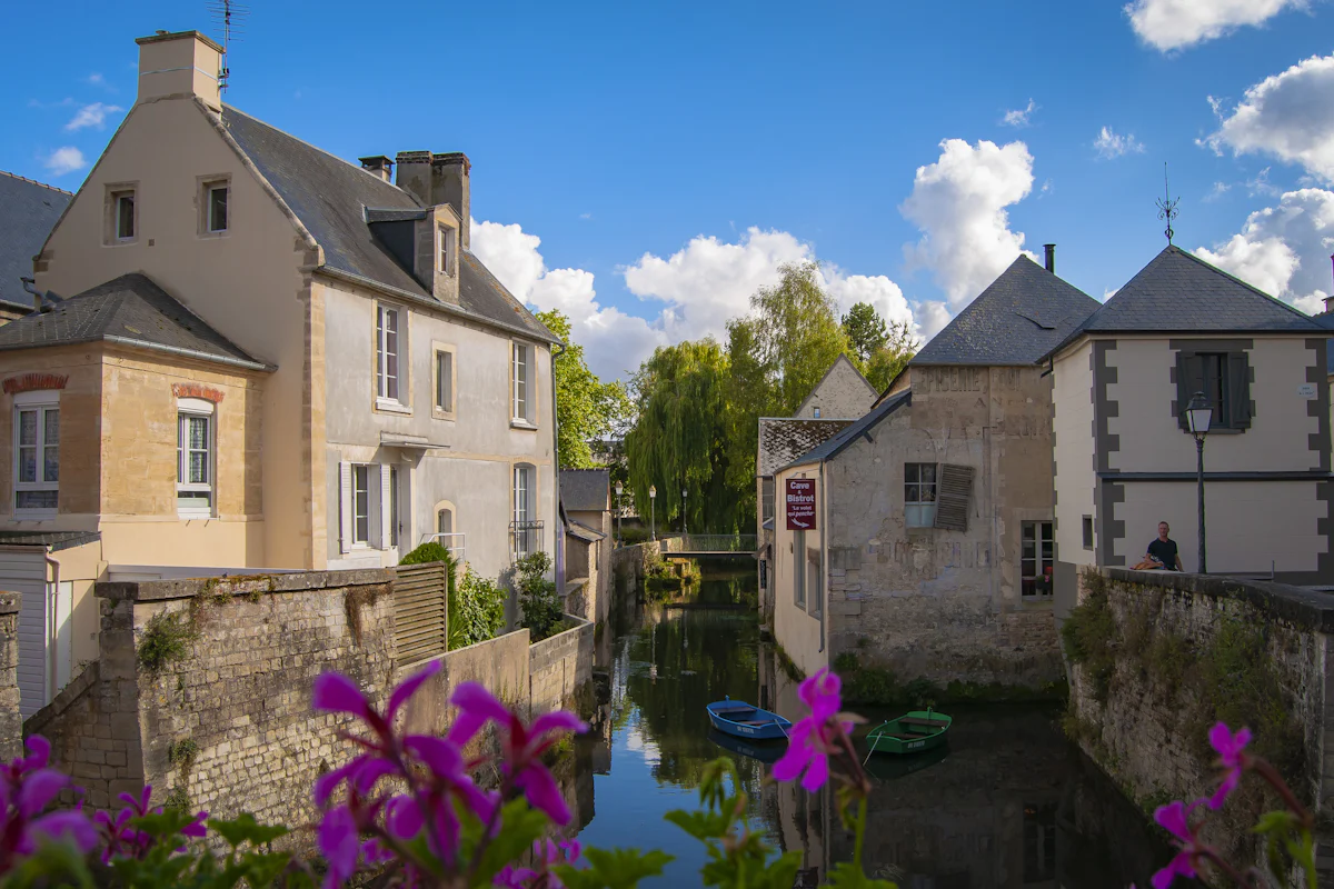 Canaux et maisons anciennes de Pont-Audemer, surnommée la petite Venise normande