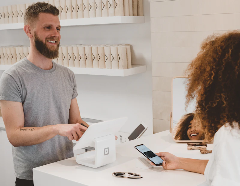 Commerçant encaissant un client dans sa boutique