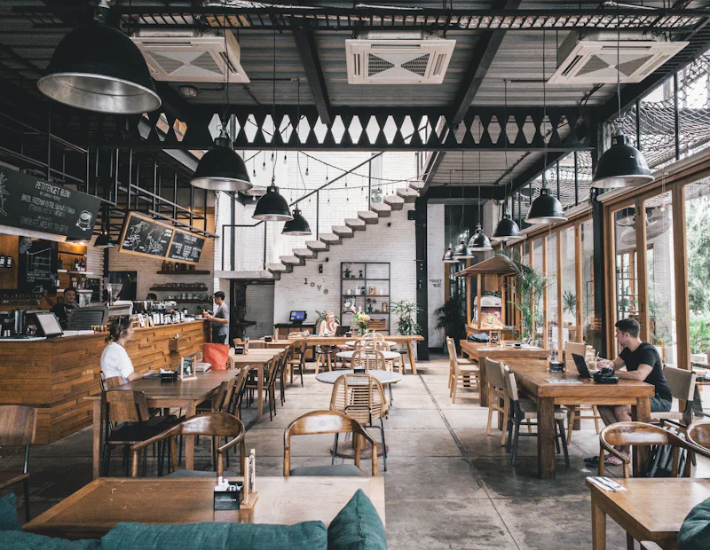 Salle d'un restaurant de centre-ville